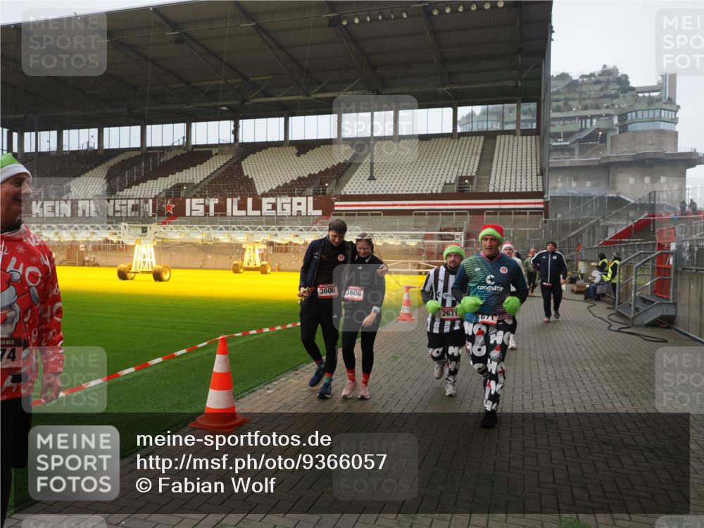 07.12.2025 - St. Pauli X-Mass-Run No. 15 Fabian Wolf http://msf.ph/oto/9366057 07.12.2025 10:18:38 Ziel 243, 264, 269, 1607, 1671, 2631, 2925, 3520, 3862, 4521, 4522, 4524, 4540, 4547 meine-sportfotos.de