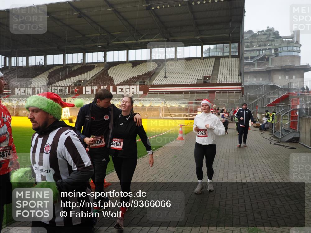 07.12.2025 - St. Pauli X-Mass-Run No. 15 Fabian Wolf http://msf.ph/oto/9366066 07.12.2025 10:18:40 Ziel 243, 264, 269, 721, 1034, 1607, 1671, 2631, 2925, 3520, 3862, 4521, 4522, 4524, 4540, 4547 meine-sportfotos.de