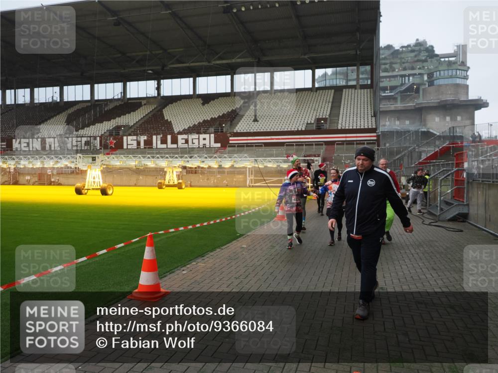 07.12.2025 - St. Pauli X-Mass-Run No. 15 Fabian Wolf http://msf.ph/oto/9366084 07.12.2025 10:18:45 Ziel 243, 264, 269, 721, 1034, 1607, 1671, 2152, 2631, 2925, 3862, 4521, 4522, 4524, 4547 meine-sportfotos.de