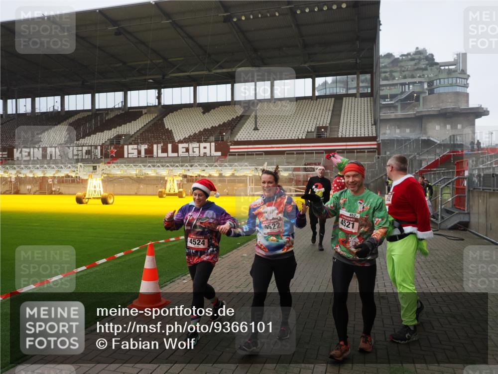 07.12.2025 - St. Pauli X-Mass-Run No. 15 Fabian Wolf http://msf.ph/oto/9366101 07.12.2025 10:18:49 Ziel 721, 1034, 1607, 1671, 2152, 2631, 2925, 3862, 4521, 4522, 4524, 4547 meine-sportfotos.de