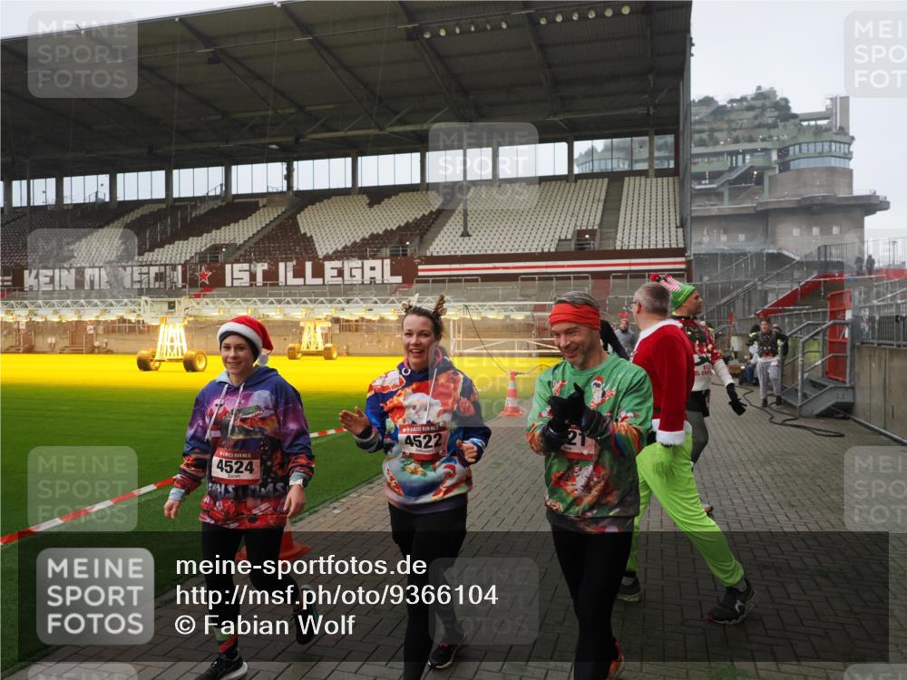 07.12.2025 - St. Pauli X-Mass-Run No. 15 Fabian Wolf http://msf.ph/oto/9366104 07.12.2025 10:18:49 Ziel 721, 1034, 1607, 1671, 2152, 2631, 2925, 3862, 4521, 4522, 4524, 4547 meine-sportfotos.de