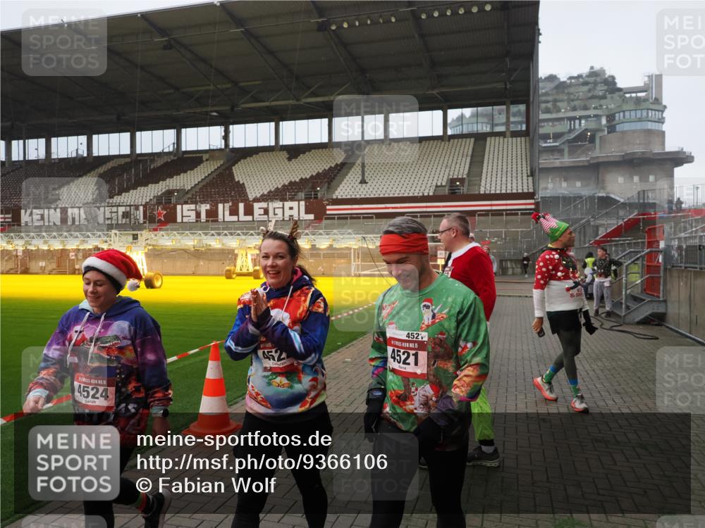 07.12.2025 - St. Pauli X-Mass-Run No. 15 Fabian Wolf http://msf.ph/oto/9366106 07.12.2025 10:18:50 Ziel 721, 1034, 1671, 2152, 2631, 2925, 3862, 4521, 4522, 4524, 4547 meine-sportfotos.de