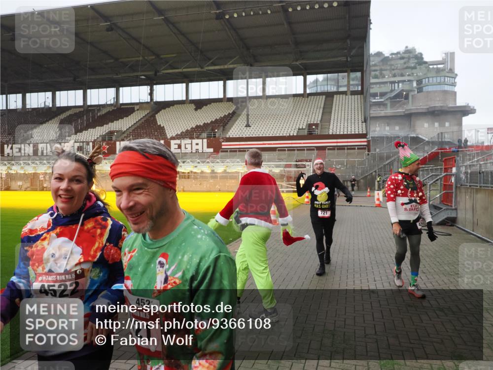 07.12.2025 - St. Pauli X-Mass-Run No. 15 Fabian Wolf http://msf.ph/oto/9366108 07.12.2025 10:18:50 Ziel 721, 1034, 1671, 2152, 2631, 2925, 3862, 4521, 4522, 4524, 4547 meine-sportfotos.de
