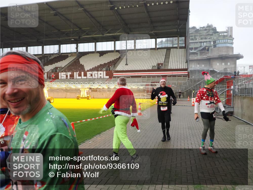 07.12.2025 - St. Pauli X-Mass-Run No. 15 Fabian Wolf http://msf.ph/oto/9366109 07.12.2025 10:18:51 Ziel 721, 1034, 2152, 2631, 2925, 3862, 4521, 4522, 4524, 4547 meine-sportfotos.de
