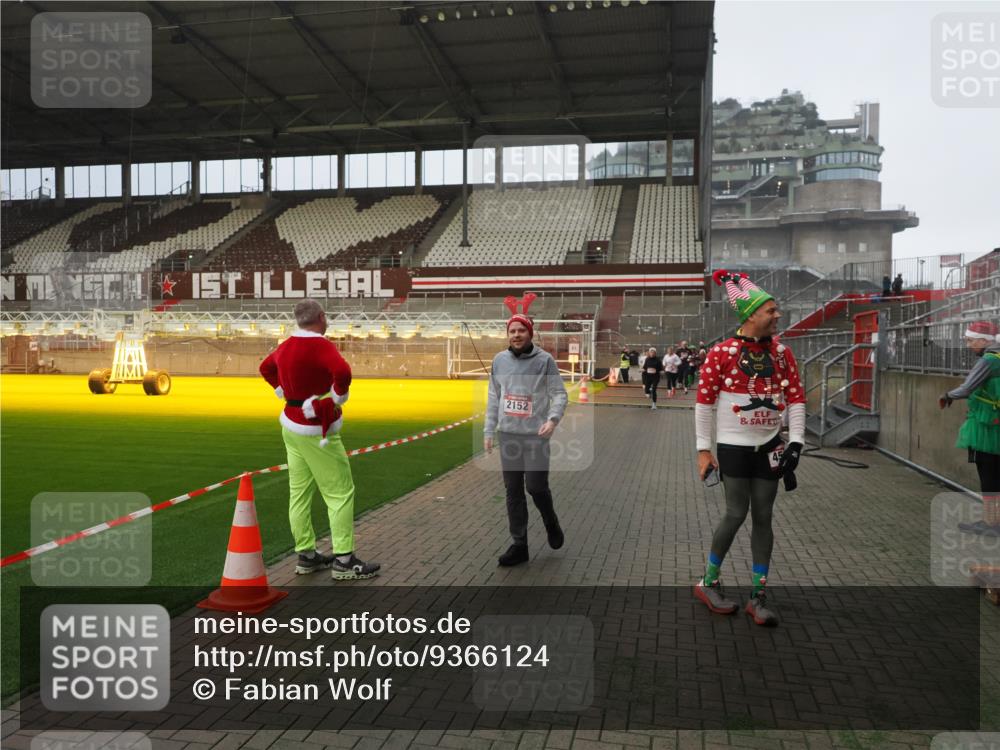 07.12.2025 - St. Pauli X-Mass-Run No. 15 Fabian Wolf http://msf.ph/oto/9366124 07.12.2025 10:18:56 Ziel 721, 1034, 2152, 3862, 3975, 3976, 4331, 4521, 4522, 4524, 4547 meine-sportfotos.de