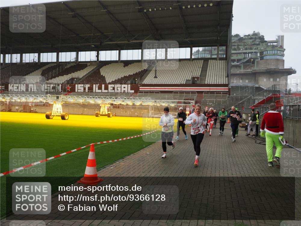07.12.2025 - St. Pauli X-Mass-Run No. 15 Fabian Wolf http://msf.ph/oto/9366128 07.12.2025 10:19:02 Ziel 2152, 3455, 3724, 3975, 3976, 4330, 4331, 4436, 4437, 4438, 4473, 4475, 4498 meine-sportfotos.de