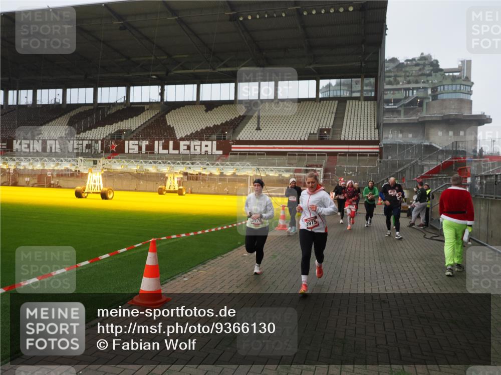 07.12.2025 - St. Pauli X-Mass-Run No. 15 Fabian Wolf http://msf.ph/oto/9366130 07.12.2025 10:19:02 Ziel 2152, 3455, 3724, 3975, 3976, 4330, 4331, 4436, 4437, 4438, 4473, 4475, 4498 meine-sportfotos.de