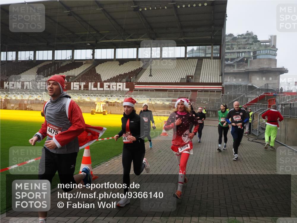 07.12.2025 - St. Pauli X-Mass-Run No. 15 Fabian Wolf http://msf.ph/oto/9366140 07.12.2025 10:19:05 Ziel 3455, 3724, 3975, 3976, 4330, 4331, 4436, 4437, 4438, 4473, 4475, 4498 meine-sportfotos.de