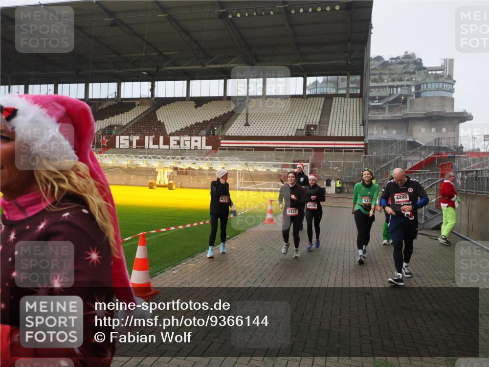 07.12.2025 - St. Pauli X-Mass-Run No. 15 Fabian Wolf http://msf.ph/oto/9366144 07.12.2025 10:19:06 Ziel 3455, 3724, 3975, 3976, 4330, 4331, 4436, 4437, 4438, 4473, 4475, 4498 meine-sportfotos.de