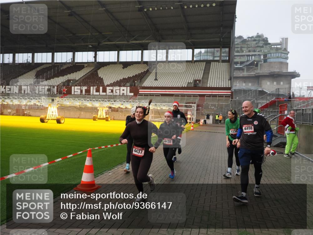 07.12.2025 - St. Pauli X-Mass-Run No. 15 Fabian Wolf http://msf.ph/oto/9366147 07.12.2025 10:19:07 Ziel 3455, 3724, 3975, 3976, 4330, 4331, 4436, 4437, 4438, 4473, 4475, 4498 meine-sportfotos.de
