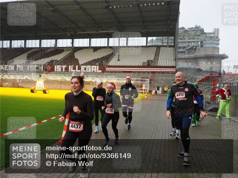07.12.2025 - St. Pauli X-Mass-Run No. 15 Fabian Wolf http://msf.ph/oto/9366149 07.12.2025 10:19:08 Ziel 3455, 3724, 3975, 3976, 4330, 4331, 4436, 4437, 4438, 4473, 4475, 4498 meine-sportfotos.de