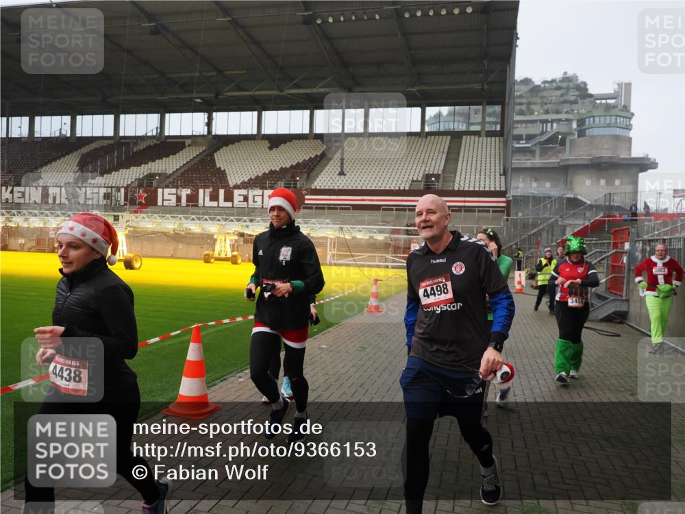 07.12.2025 - St. Pauli X-Mass-Run No. 15 Fabian Wolf http://msf.ph/oto/9366153 07.12.2025 10:19:09 Ziel 3455, 3724, 3975, 3976, 4330, 4331, 4436, 4437, 4438, 4473, 4475, 4498 meine-sportfotos.de