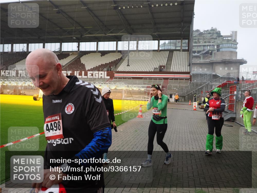 07.12.2025 - St. Pauli X-Mass-Run No. 15 Fabian Wolf http://msf.ph/oto/9366157 07.12.2025 10:19:10 Ziel 3455, 3724, 3975, 3976, 4330, 4331, 4436, 4437, 4438, 4473, 4475, 4498 meine-sportfotos.de