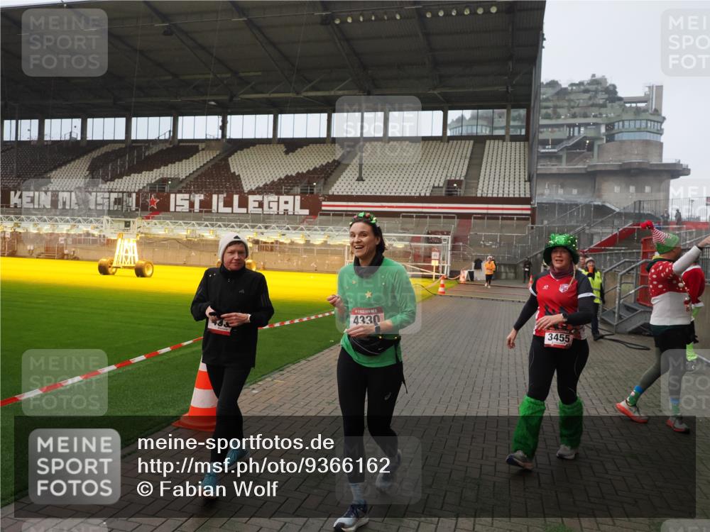 07.12.2025 - St. Pauli X-Mass-Run No. 15 Fabian Wolf http://msf.ph/oto/9366162 07.12.2025 10:19:11 Ziel 3455, 3724, 3975, 3976, 4330, 4331, 4436, 4437, 4438, 4473, 4475, 4498 meine-sportfotos.de