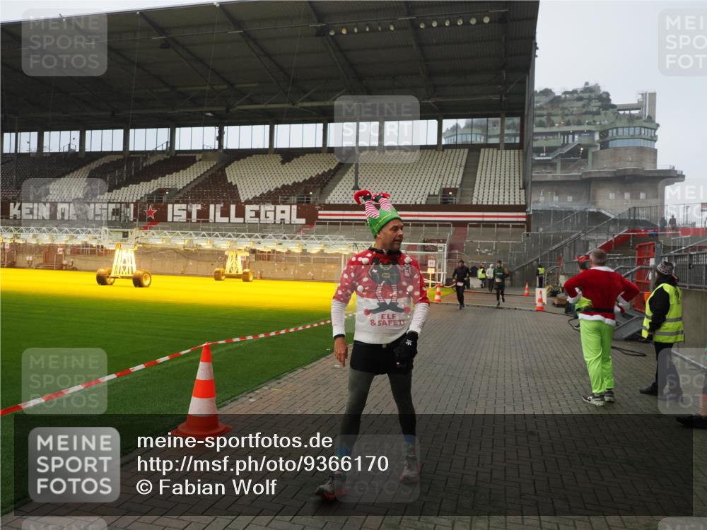 07.12.2025 - St. Pauli X-Mass-Run No. 15 Fabian Wolf http://msf.ph/oto/9366170 07.12.2025 10:19:17 Ziel 3455, 3695, 3724, 4115, 4330, 4436, 4437, 4438, 4466, 4473, 4475, 4498 meine-sportfotos.de