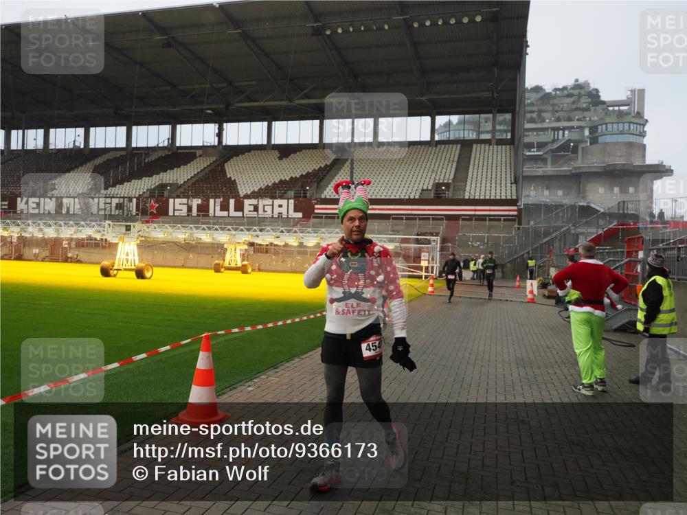 07.12.2025 - St. Pauli X-Mass-Run No. 15 Fabian Wolf http://msf.ph/oto/9366173 07.12.2025 10:19:18 Ziel 3455, 3695, 3724, 4115, 4330, 4436, 4437, 4438, 4466, 4473, 4475 meine-sportfotos.de