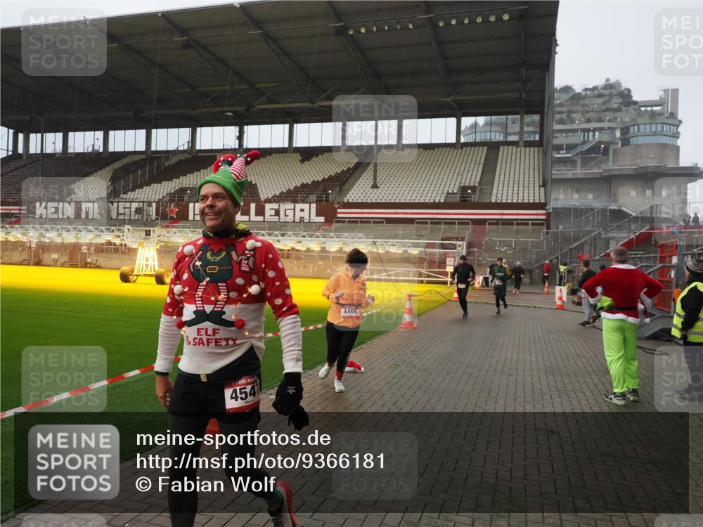07.12.2025 - St. Pauli X-Mass-Run No. 15 Fabian Wolf http://msf.ph/oto/9366181 07.12.2025 10:19:19 Ziel 3695, 3724, 4115, 4436, 4437, 4438, 4466, 4473, 4475 meine-sportfotos.de