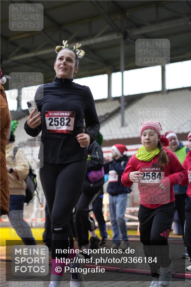 07.12.2025 - St. Pauli X-Mass-Run No. 15 Patografie http://msf.ph/oto/9366184 07.12.2025 10:50:21 Ziel 2250, 2460, 2582, 2583, 2584, 3287, 3291, 4075, 4110, 4111, 4756, 4757, 4759 meine-sportfotos.de