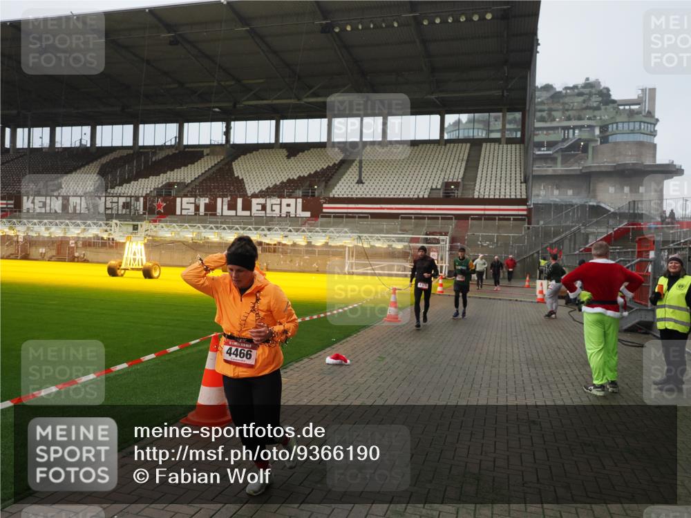 07.12.2025 - St. Pauli X-Mass-Run No. 15 Fabian Wolf http://msf.ph/oto/9366190 07.12.2025 10:19:20 Ziel 3011, 3013, 3695, 4115, 4436, 4437, 4438, 4466, 4473 meine-sportfotos.de