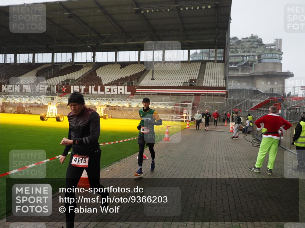 07.12.2025 - St. Pauli X-Mass-Run No. 15 Fabian Wolf http://msf.ph/oto/9366203 07.12.2025 10:19:23 Ziel 3011, 3013, 3695, 4038, 4115, 4466 meine-sportfotos.de