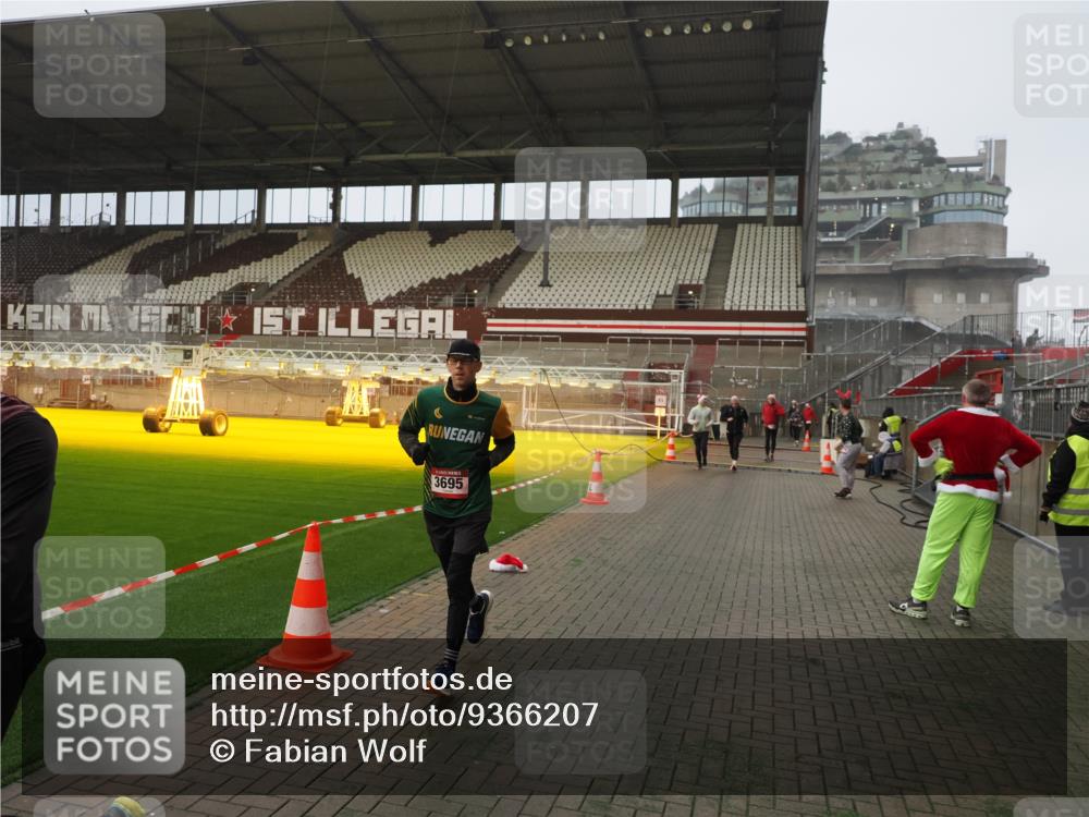 07.12.2025 - St. Pauli X-Mass-Run No. 15 Fabian Wolf http://msf.ph/oto/9366207 07.12.2025 10:19:23 Ziel 3011, 3013, 3695, 4038, 4115, 4466 meine-sportfotos.de