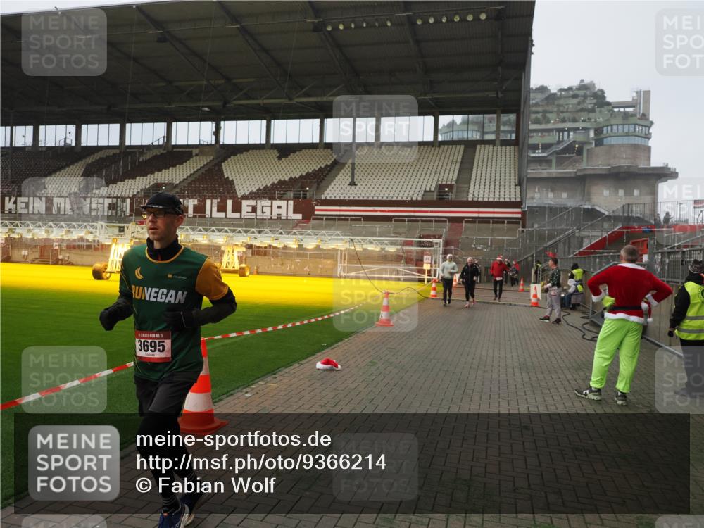07.12.2025 - St. Pauli X-Mass-Run No. 15 Fabian Wolf http://msf.ph/oto/9366214 07.12.2025 10:19:24 Ziel 3011, 3013, 3695, 4038, 4115, 4466 meine-sportfotos.de