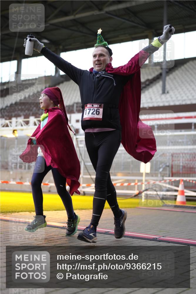 07.12.2025 - St. Pauli X-Mass-Run No. 15 Patografie http://msf.ph/oto/9366215 07.12.2025 10:50:34 Ziel 1726, 1729, 1730, 2250, 2460, 2582, 2583, 2584, 3287, 3291, 3368, 4075, 4756, 4757, 4759 meine-sportfotos.de