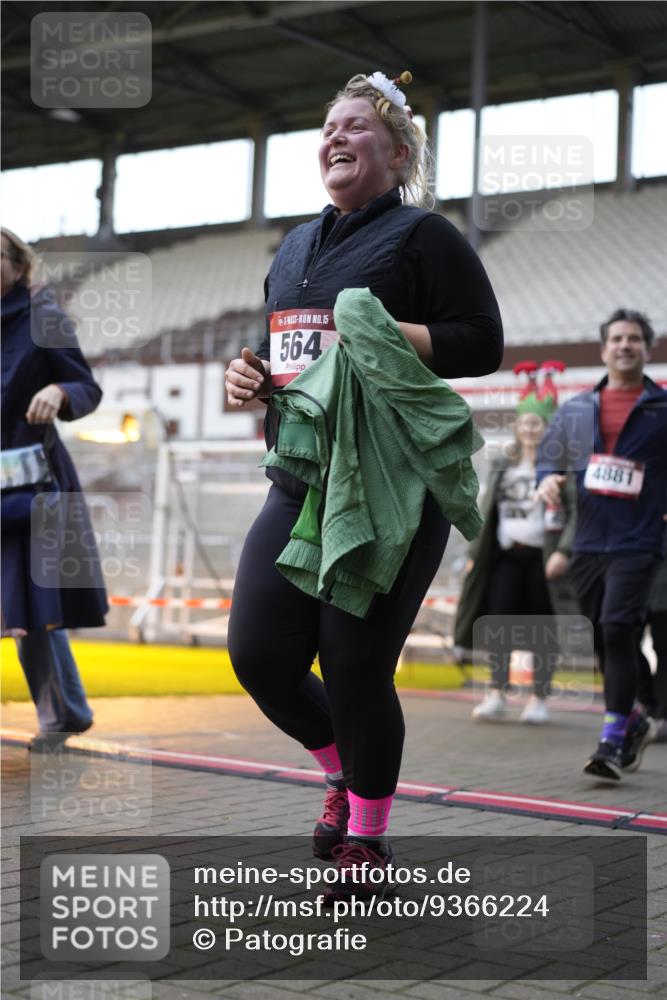 07.12.2025 - St. Pauli X-Mass-Run No. 15 Patografie http://msf.ph/oto/9366224 07.12.2025 10:50:42 Ziel 381, 564, 1726, 1729, 1730, 2737, 2738, 2763, 3368, 4535, 4537, 4760, 4881 meine-sportfotos.de