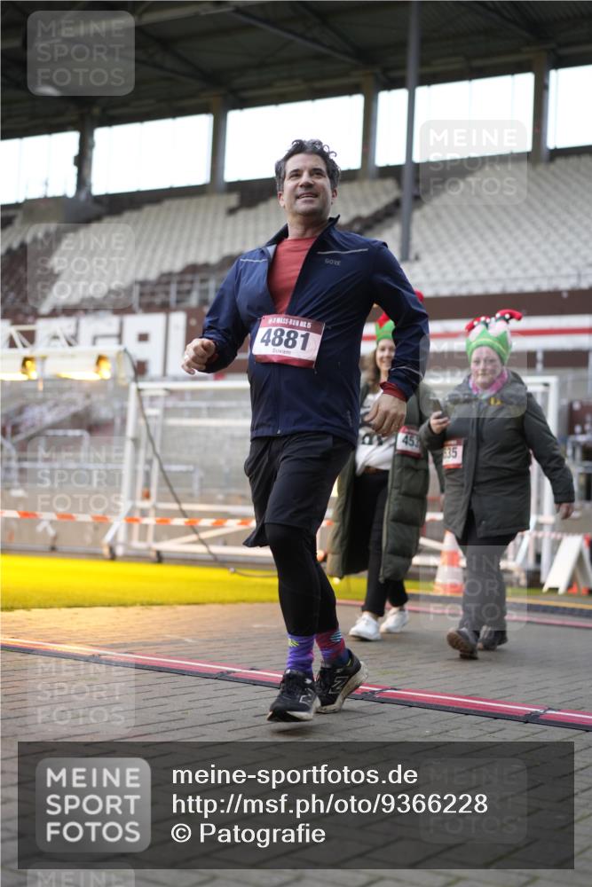 07.12.2025 - St. Pauli X-Mass-Run No. 15 Patografie http://msf.ph/oto/9366228 07.12.2025 10:50:42 Ziel 381, 564, 1726, 1729, 1730, 2737, 2738, 2763, 3368, 4535, 4537, 4760, 4881 meine-sportfotos.de