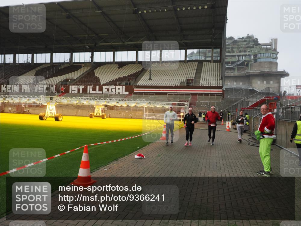 07.12.2025 - St. Pauli X-Mass-Run No. 15 Fabian Wolf http://msf.ph/oto/9366241 07.12.2025 10:19:28 Ziel 2750, 3011, 3013, 3695, 4038, 4115, 4466 meine-sportfotos.de