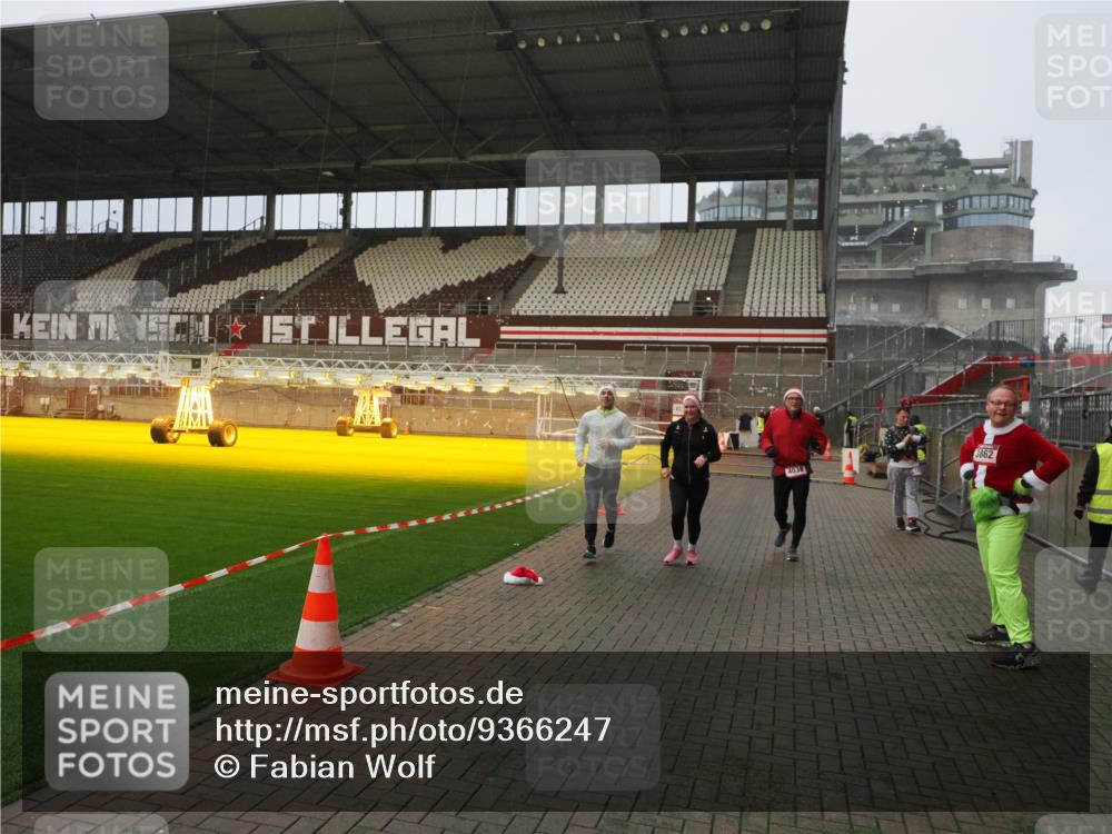 07.12.2025 - St. Pauli X-Mass-Run No. 15 Fabian Wolf http://msf.ph/oto/9366247 07.12.2025 10:19:28 Ziel 2750, 3011, 3013, 3695, 4038, 4115, 4466 meine-sportfotos.de
