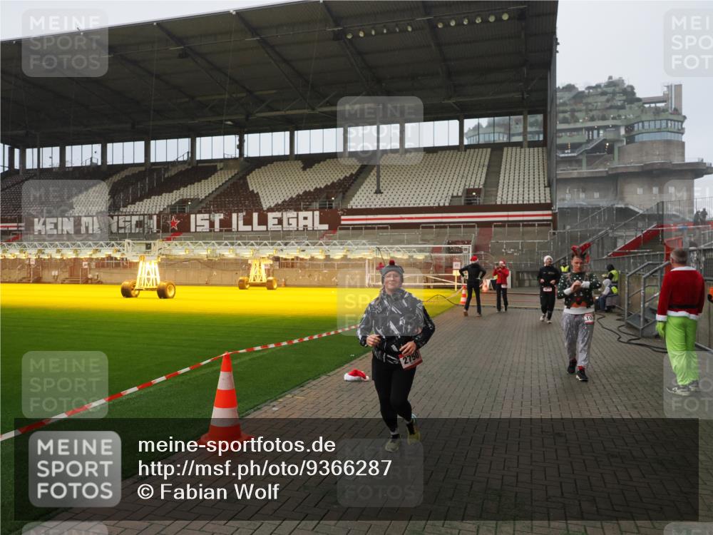 07.12.2025 - St. Pauli X-Mass-Run No. 15 Fabian Wolf http://msf.ph/oto/9366287 07.12.2025 10:19:37 Ziel 658, 661, 2750, 3011, 3013, 4038, 4074 meine-sportfotos.de