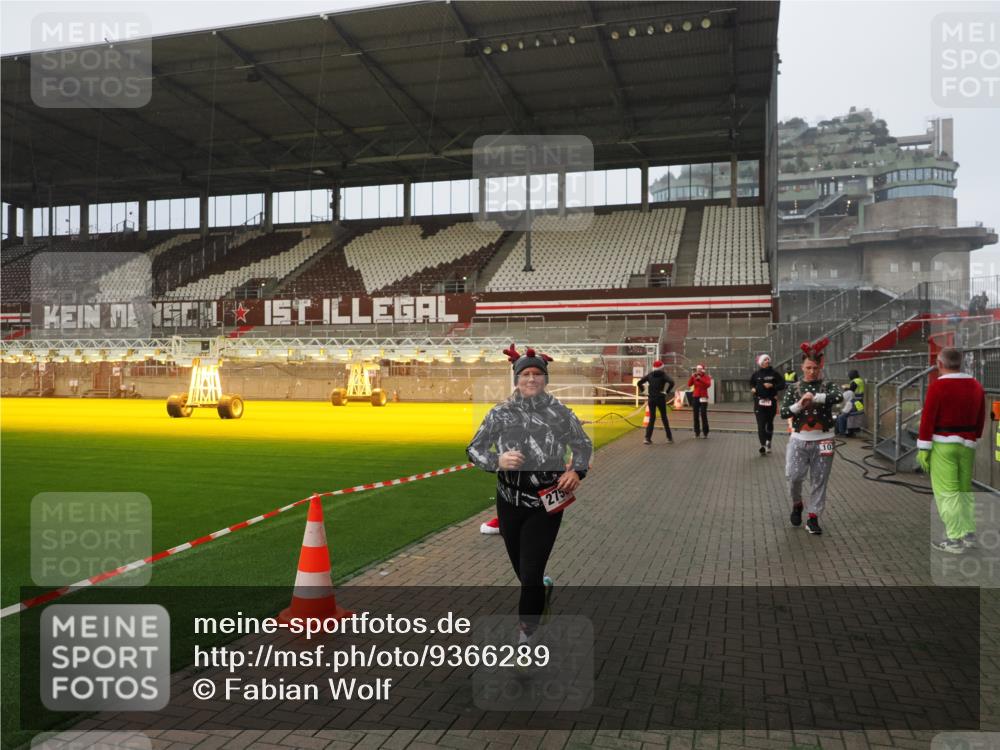 07.12.2025 - St. Pauli X-Mass-Run No. 15 Fabian Wolf http://msf.ph/oto/9366289 07.12.2025 10:19:37 Ziel 658, 661, 2750, 3011, 3013, 4038, 4074 meine-sportfotos.de