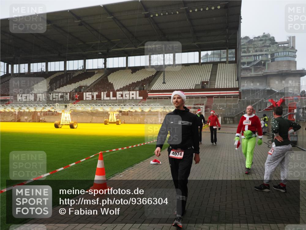 07.12.2025 - St. Pauli X-Mass-Run No. 15 Fabian Wolf http://msf.ph/oto/9366304 07.12.2025 10:19:45 Ziel 658, 661, 2750, 4074 meine-sportfotos.de