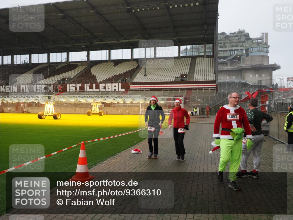 07.12.2025 - St. Pauli X-Mass-Run No. 15 Fabian Wolf http://msf.ph/oto/9366310 07.12.2025 10:19:48 Ziel 658, 661, 4074 meine-sportfotos.de