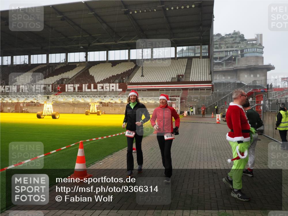 07.12.2025 - St. Pauli X-Mass-Run No. 15 Fabian Wolf http://msf.ph/oto/9366314 07.12.2025 10:19:48 Ziel 658, 661, 4074 meine-sportfotos.de
