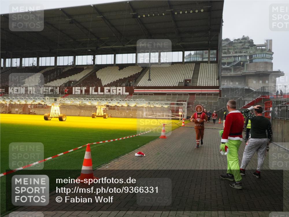 07.12.2025 - St. Pauli X-Mass-Run No. 15 Fabian Wolf http://msf.ph/oto/9366331 07.12.2025 10:19:57 Ziel 2238, 3846, 3893 meine-sportfotos.de