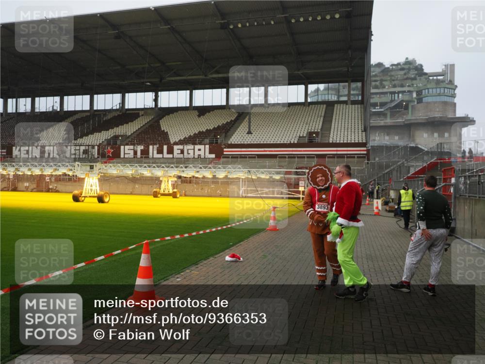 07.12.2025 - St. Pauli X-Mass-Run No. 15 Fabian Wolf http://msf.ph/oto/9366353 07.12.2025 10:19:59 Ziel 1364, 1903, 2238, 2751, 3846, 3871, 3893 meine-sportfotos.de