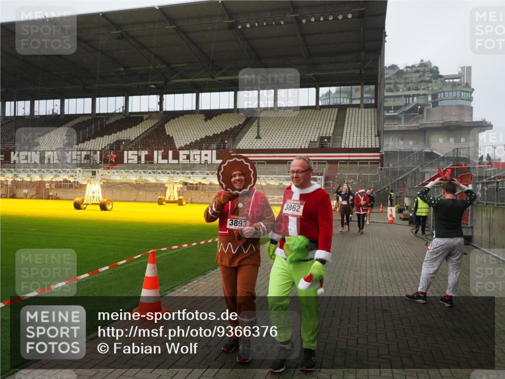 07.12.2025 - St. Pauli X-Mass-Run No. 15 Fabian Wolf http://msf.ph/oto/9366376 07.12.2025 10:20:02 Ziel 1364, 1553, 1903, 2238, 2751, 3846, 3871, 3893 meine-sportfotos.de