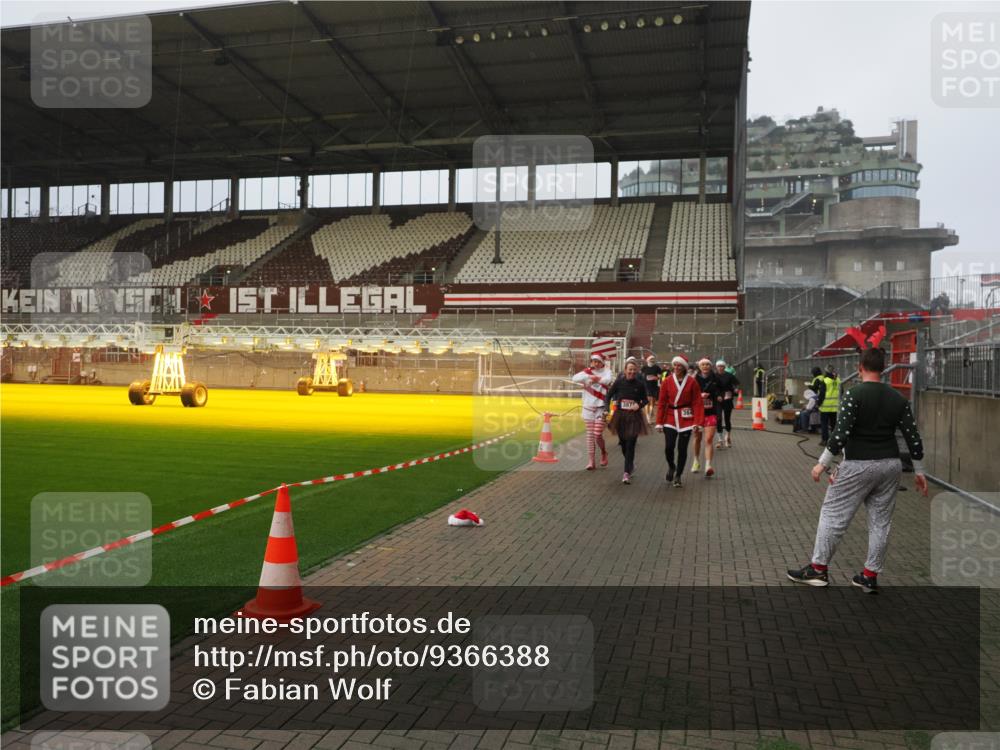 07.12.2025 - St. Pauli X-Mass-Run No. 15 Fabian Wolf http://msf.ph/oto/9366388 07.12.2025 10:20:05 Ziel 1364, 1553, 1903, 2238, 2751, 3846, 3871, 3893, 4042, 4071 meine-sportfotos.de