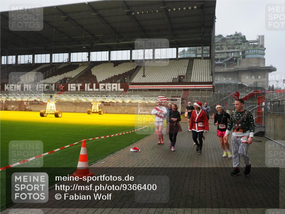 07.12.2025 - St. Pauli X-Mass-Run No. 15 Fabian Wolf http://msf.ph/oto/9366400 07.12.2025 10:20:07 Ziel 459, 1364, 1553, 1903, 2238, 2751, 3846, 3871, 3893, 4042, 4071 meine-sportfotos.de