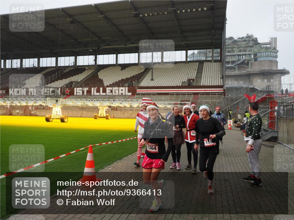 07.12.2025 - St. Pauli X-Mass-Run No. 15 Fabian Wolf http://msf.ph/oto/9366413 07.12.2025 10:20:09 Ziel 459, 1364, 1553, 1903, 2238, 2751, 2855, 3846, 3871, 3893, 4042, 4071, 4503 meine-sportfotos.de