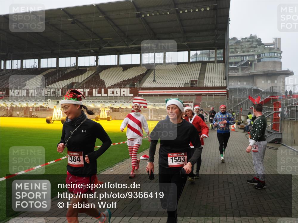 07.12.2025 - St. Pauli X-Mass-Run No. 15 Fabian Wolf http://msf.ph/oto/9366419 07.12.2025 10:20:09 Ziel 459, 1364, 1553, 1903, 2238, 2751, 2855, 3846, 3871, 3893, 4042, 4071, 4503 meine-sportfotos.de