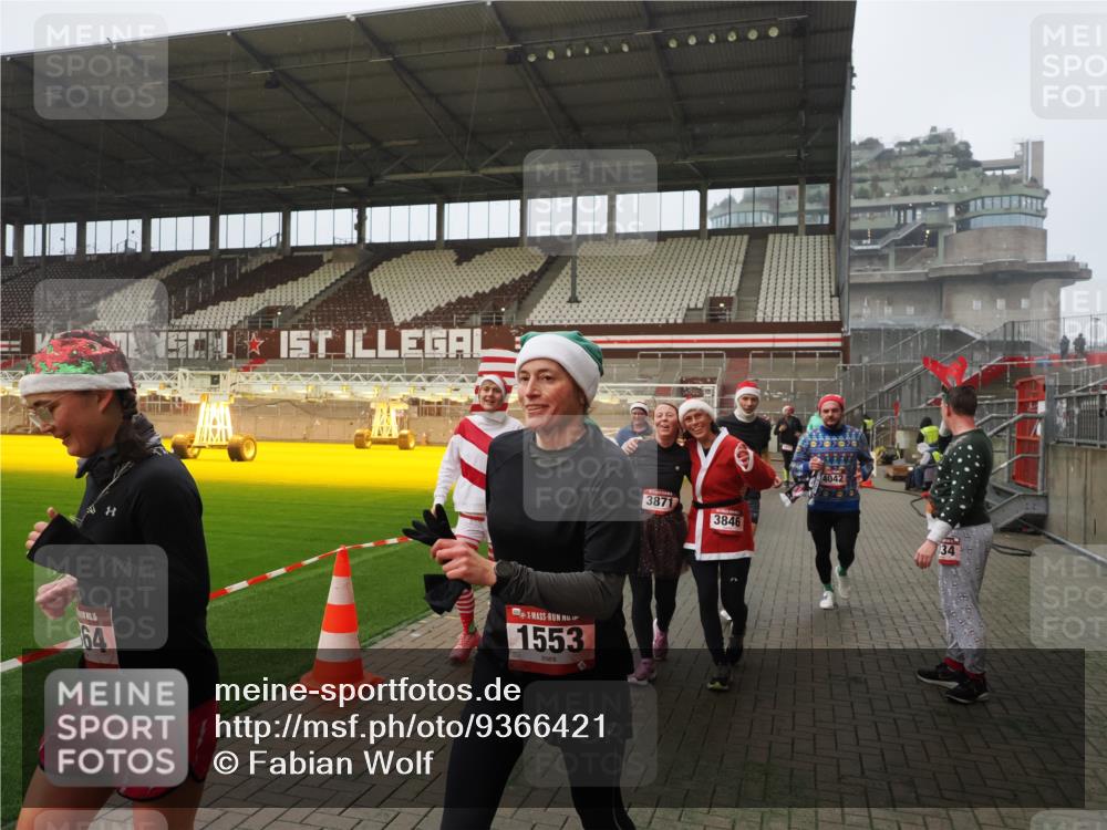 07.12.2025 - St. Pauli X-Mass-Run No. 15 Fabian Wolf http://msf.ph/oto/9366421 07.12.2025 10:20:09 Ziel 459, 1364, 1553, 1903, 2238, 2751, 2855, 3846, 3871, 3893, 4042, 4071, 4503 meine-sportfotos.de