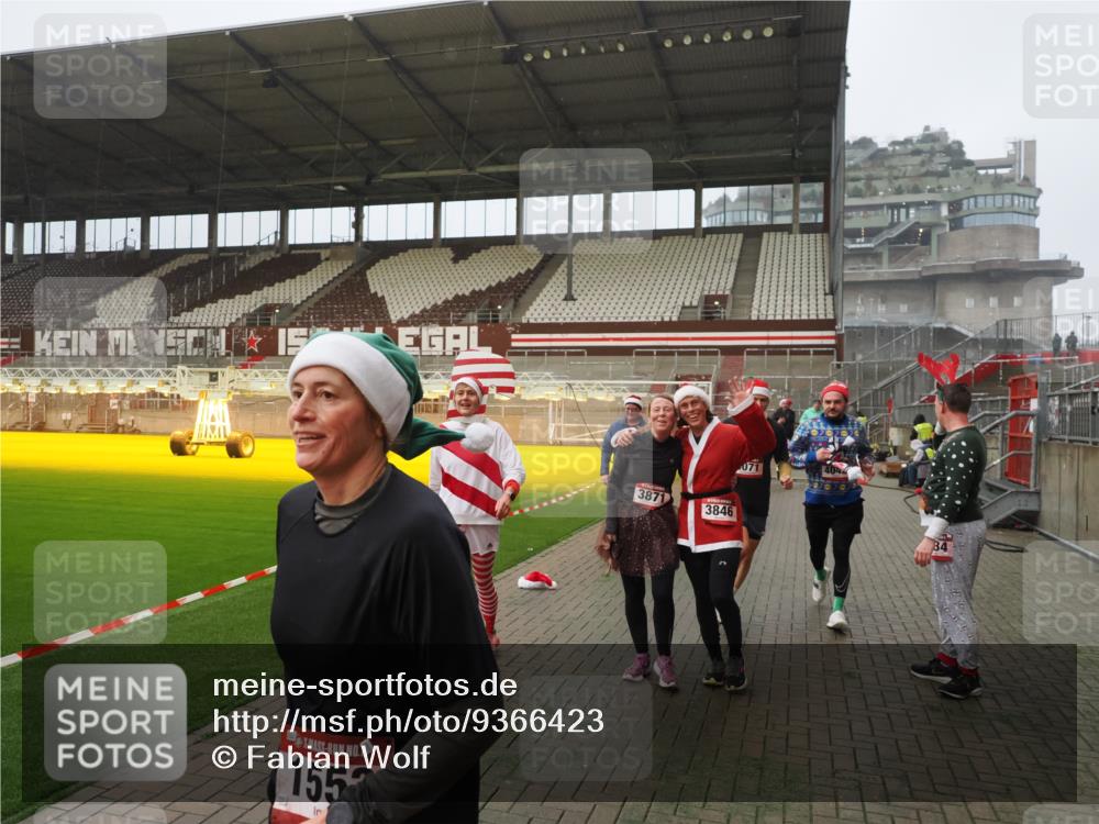 07.12.2025 - St. Pauli X-Mass-Run No. 15 Fabian Wolf http://msf.ph/oto/9366423 07.12.2025 10:20:10 Ziel 459, 1364, 1553, 1903, 2238, 2751, 2855, 3846, 3871, 3893, 4042, 4071, 4503 meine-sportfotos.de