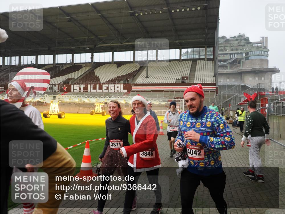 07.12.2025 - St. Pauli X-Mass-Run No. 15 Fabian Wolf http://msf.ph/oto/9366442 07.12.2025 10:20:11 Ziel 459, 1364, 1553, 1903, 2238, 2751, 2855, 3846, 3871, 4042, 4071, 4503 meine-sportfotos.de