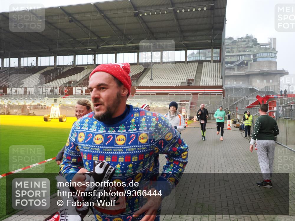 07.12.2025 - St. Pauli X-Mass-Run No. 15 Fabian Wolf http://msf.ph/oto/9366444 07.12.2025 10:20:12 Ziel 459, 1364, 1553, 1903, 2238, 2751, 2855, 3846, 3871, 4042, 4071, 4503 meine-sportfotos.de