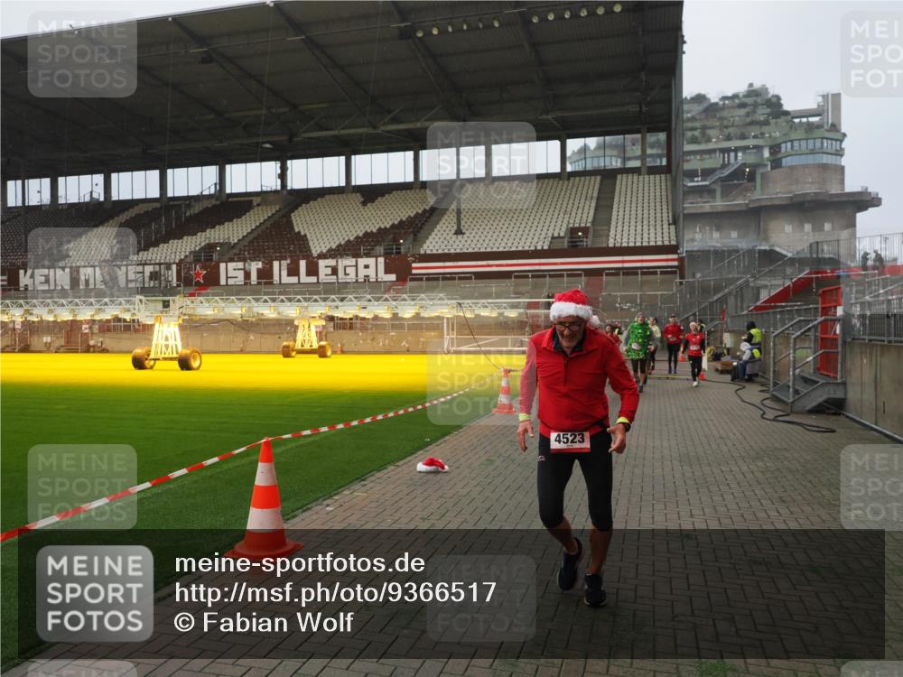 07.12.2025 - St. Pauli X-Mass-Run No. 15 Fabian Wolf http://msf.ph/oto/9366517 07.12.2025 10:20:23 Ziel 447, 452, 459, 461, 478, 2187, 2855, 3473, 3832, 4042, 4071, 4116, 4503, 4523 meine-sportfotos.de