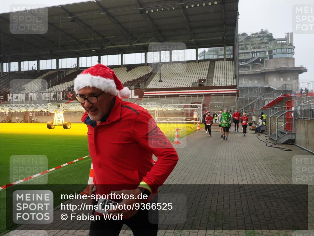 07.12.2025 - St. Pauli X-Mass-Run No. 15 Fabian Wolf http://msf.ph/oto/9366525 07.12.2025 10:20:24 Ziel 447, 452, 459, 461, 478, 2187, 2855, 3473, 3832, 4116, 4503, 4523 meine-sportfotos.de