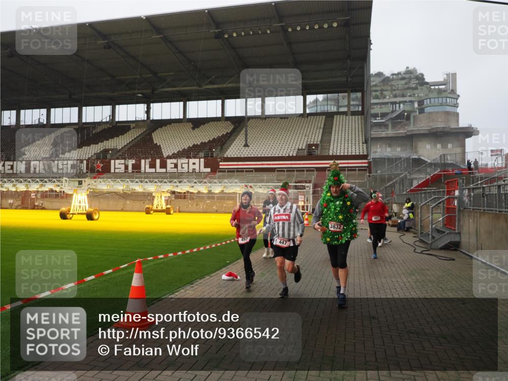 07.12.2025 - St. Pauli X-Mass-Run No. 15 Fabian Wolf http://msf.ph/oto/9366542 07.12.2025 10:20:27 Ziel 447, 452, 461, 478, 2187, 2855, 3473, 3832, 4116, 4490, 4503, 4523 meine-sportfotos.de